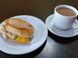 Combo Clássico: Pão com Ovo na Chapa + Pingado